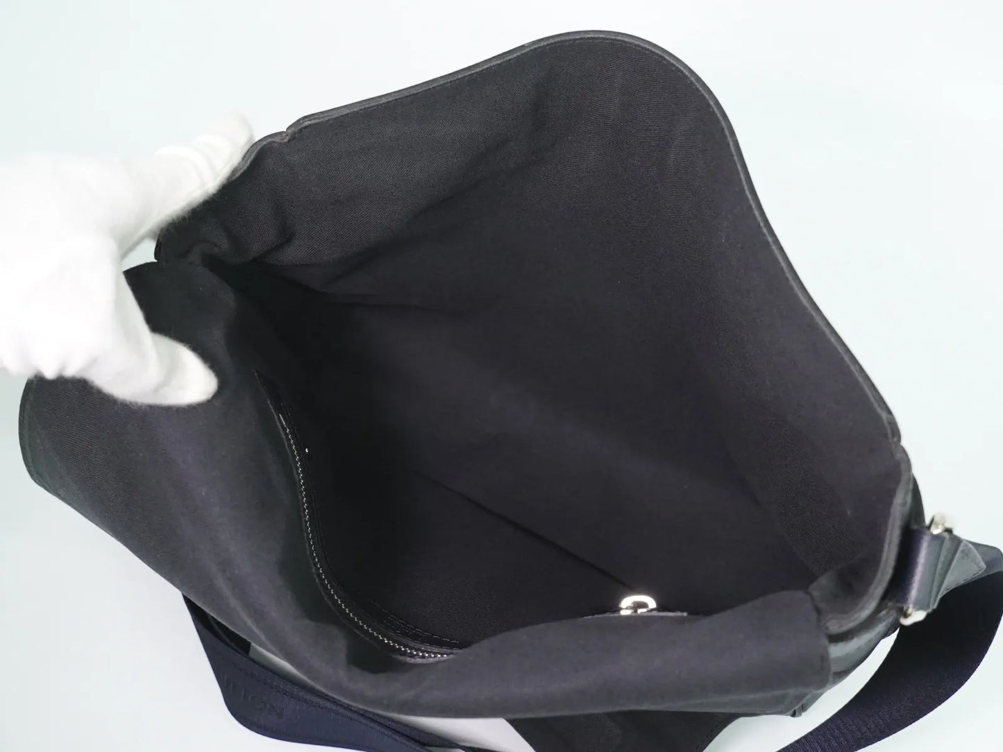 Louis Vuitton Roman Taiga Leather, Navy, Leather, Shoulder Bag