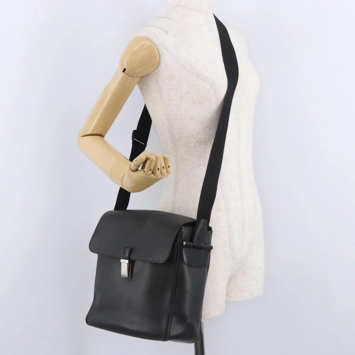 Louis Vuitton Yaranga Messenger Taiga Leather, Black, Leather, Shoulder Bag