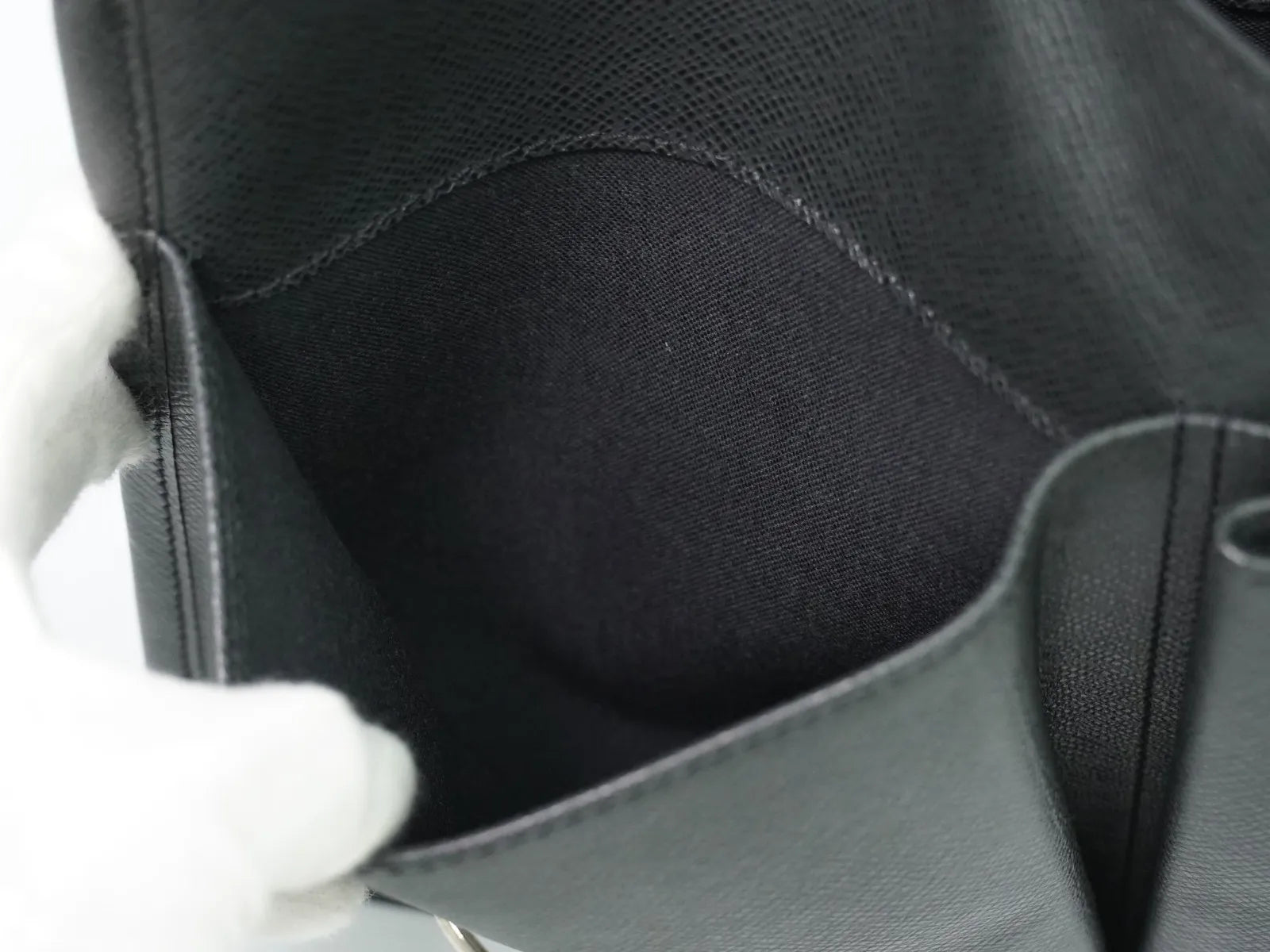 Louis Vuitton Alexei Messenger Taiga Leather, Black, Leather, Shoulder Bag