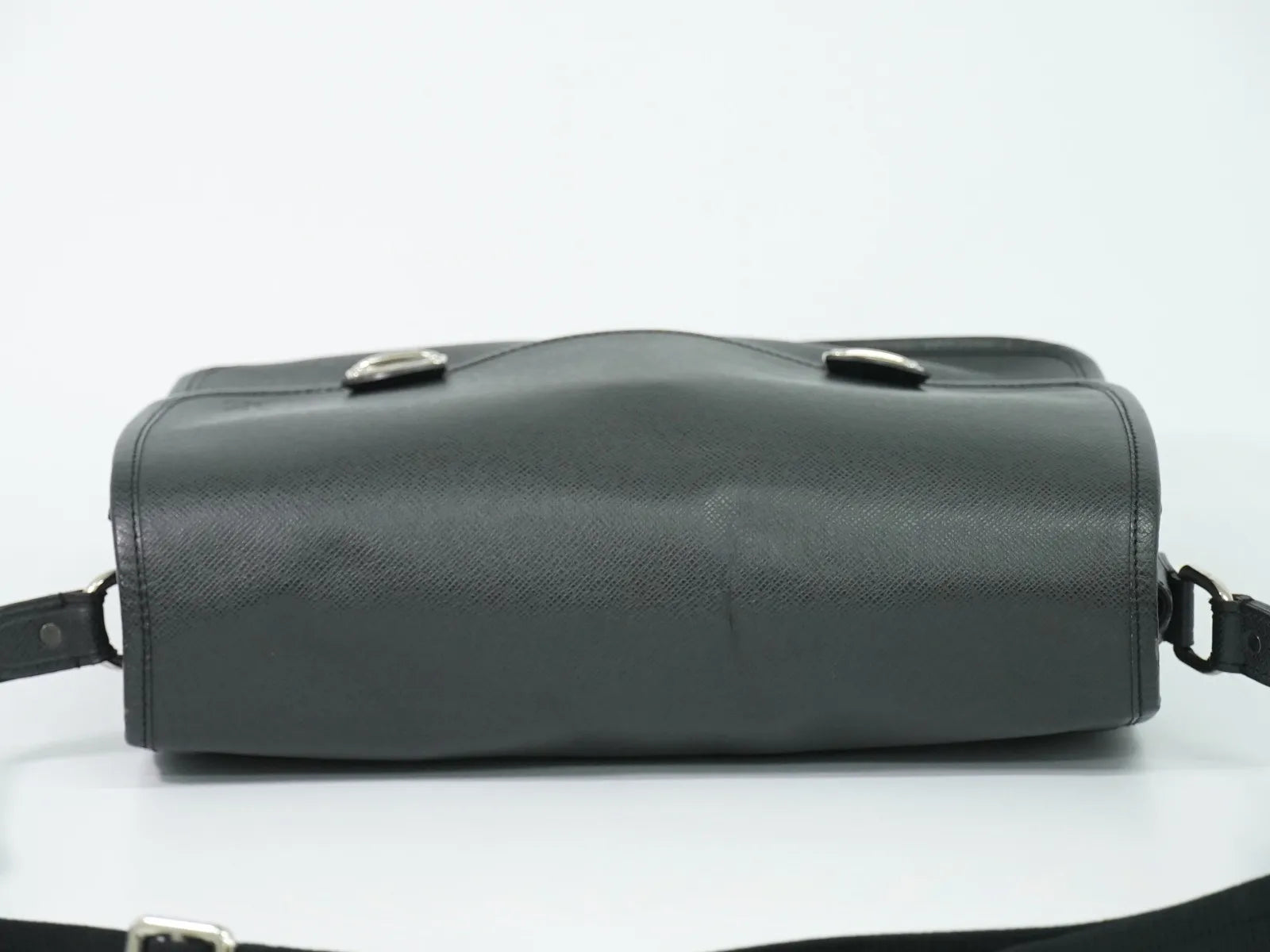 Louis Vuitton Alexei Messenger Taiga Leather, Black, Leather, Shoulder Bag