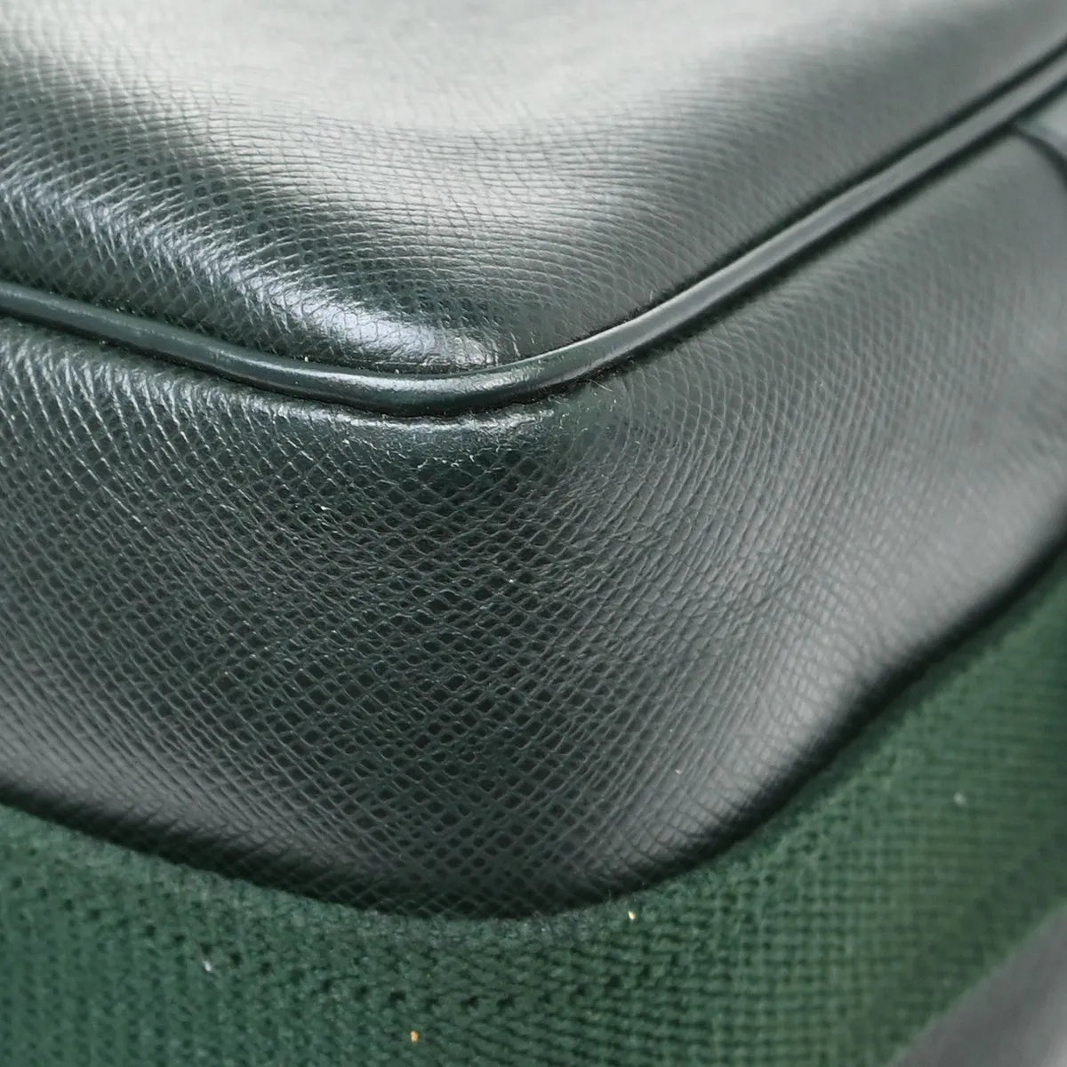 Louis Vuitton Reporter Taiga Leather, Green, Leather, Shoulder Bag