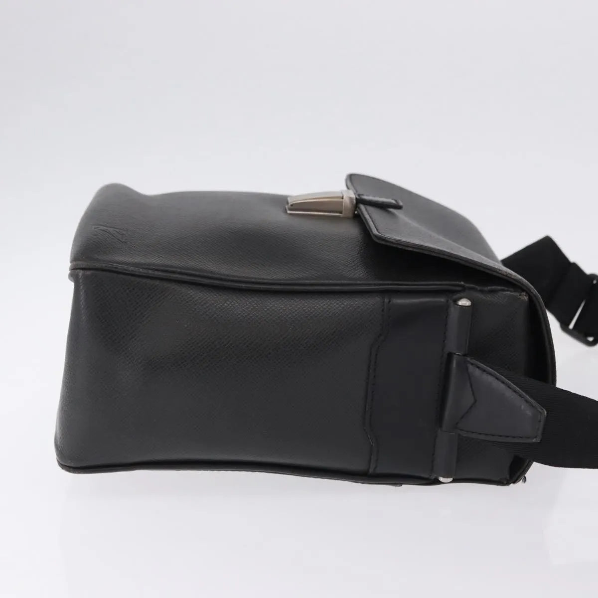 Louis Vuitton Yaranga Messenger Taiga Leather, Black, Leather, Shoulder Bag