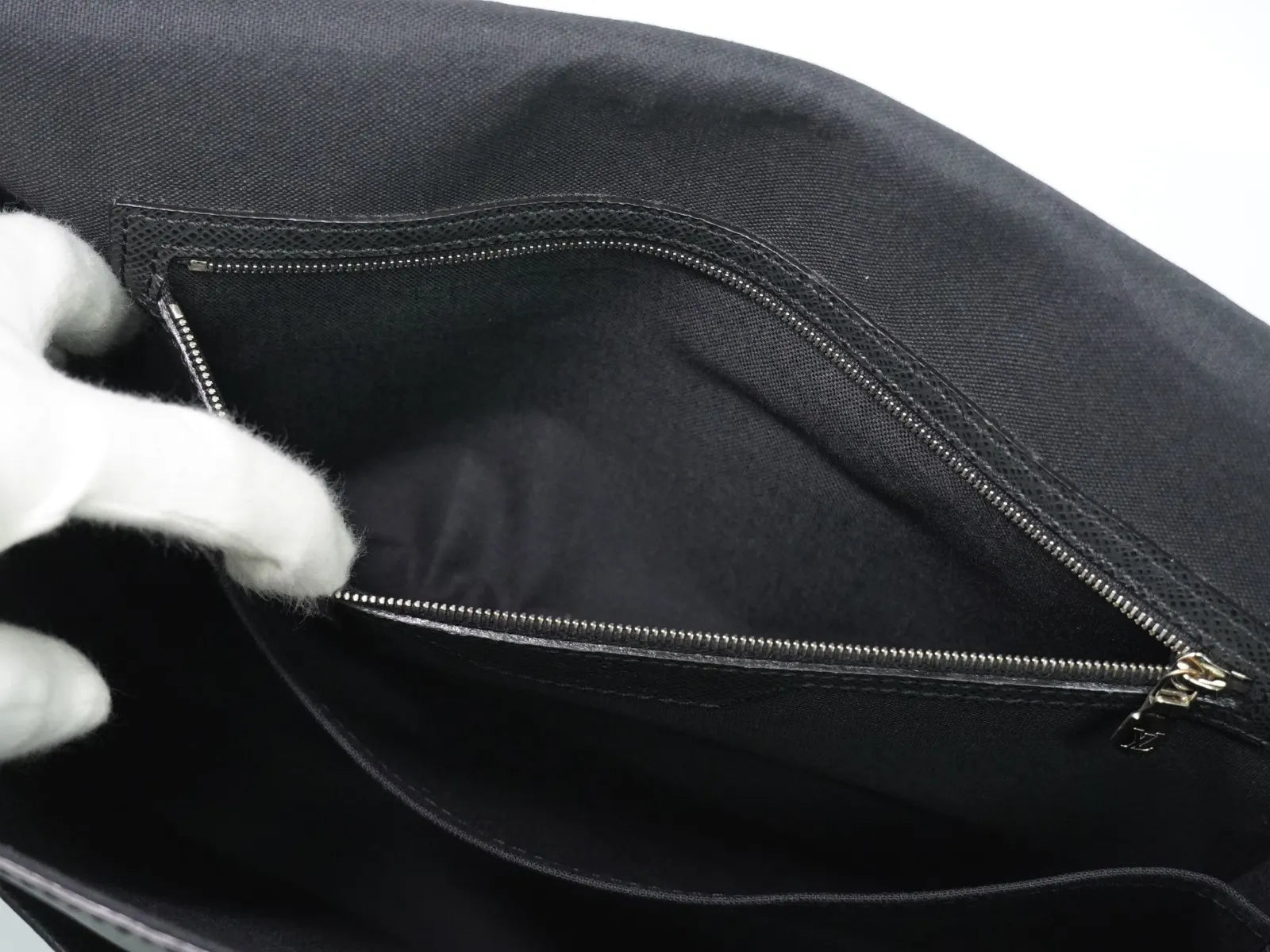 Louis Vuitton Alexei Messenger Taiga Leather, Black, Leather, Shoulder Bag