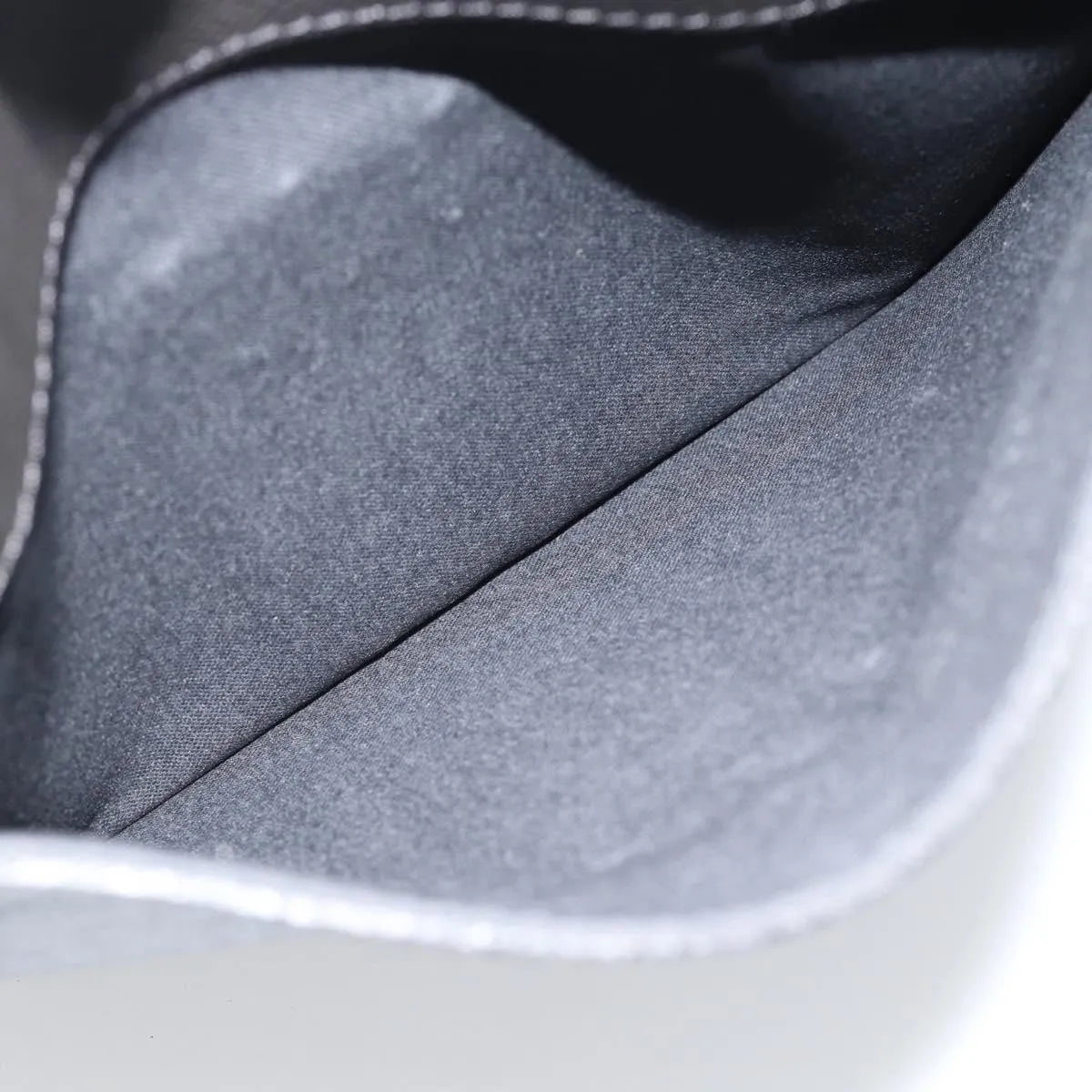 Louis Vuitton Sasha Taiga Leather, Gray, Leather, Shoulder Bag
