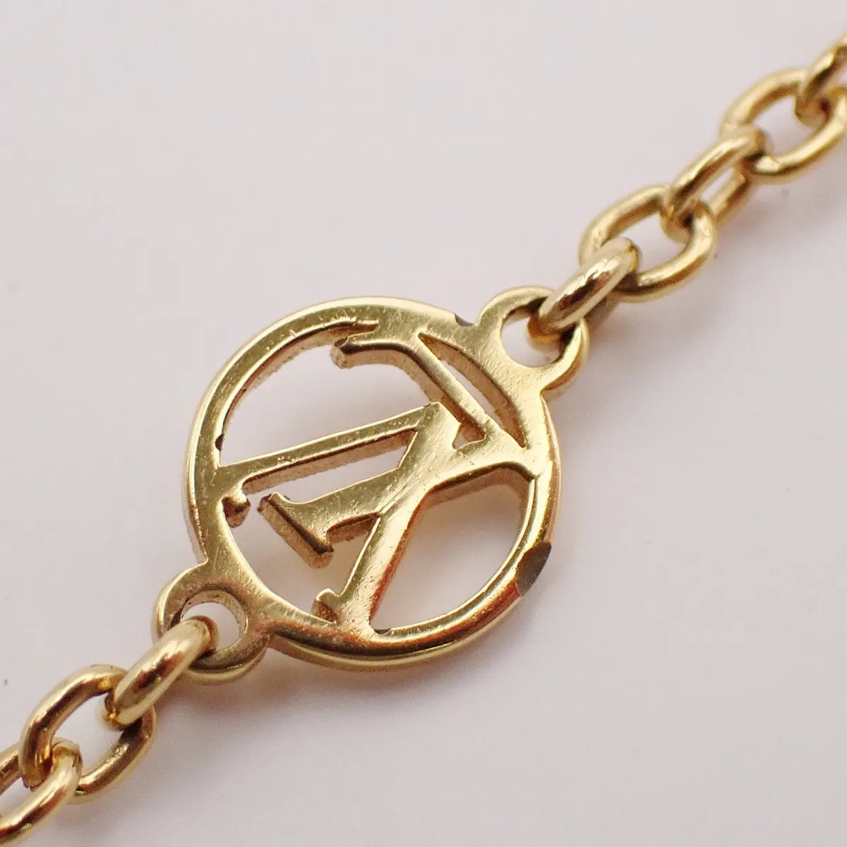 Louis Vuitton Essential V Metal, Gold, Gold Plated, Necklace