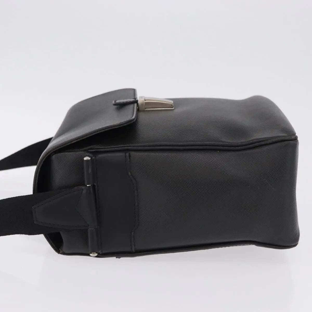 Louis Vuitton Yaranga Messenger Taiga Leather, Black, Leather, Shoulder Bag