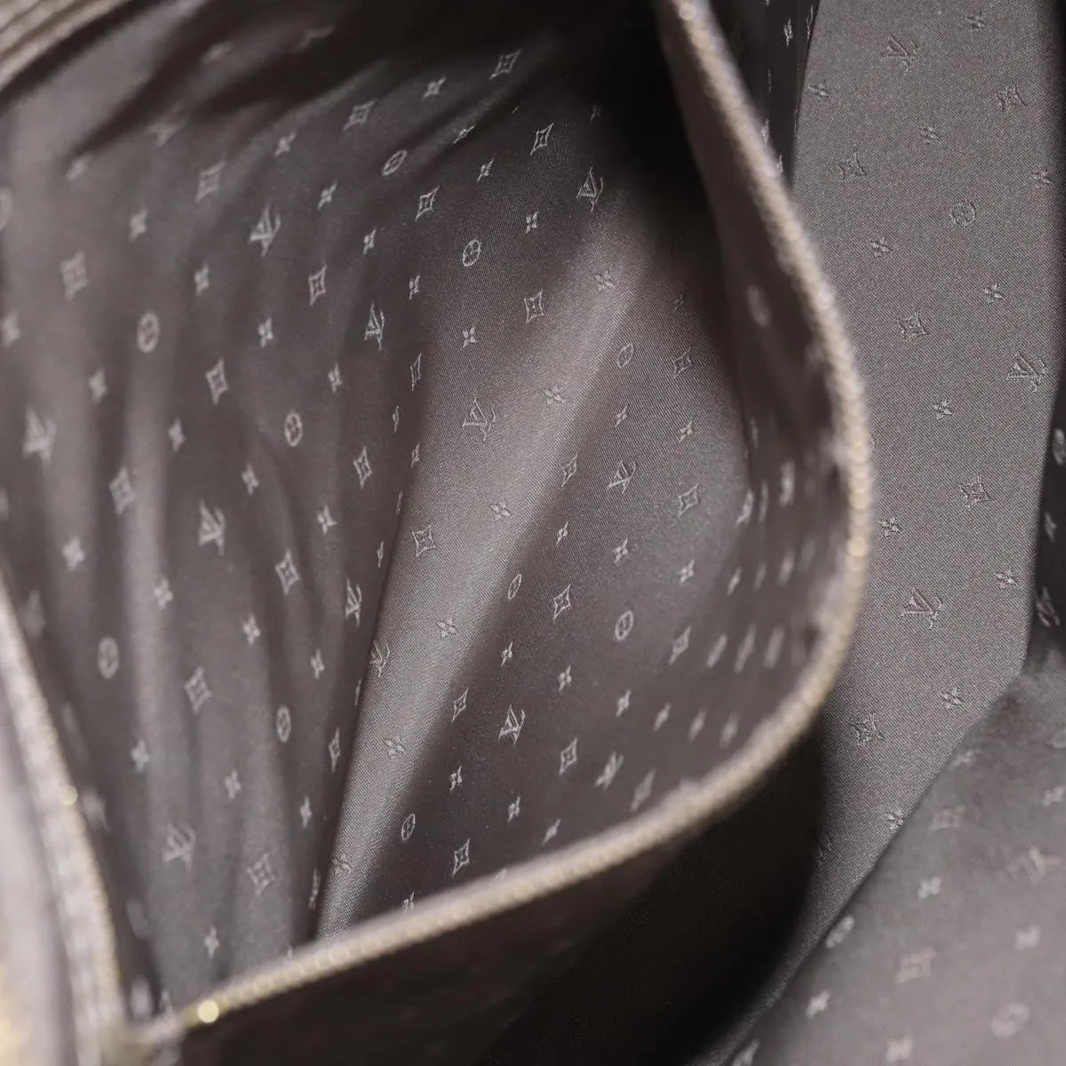 Louis Vuitton Suhali Lockit Leather, Gray, Leather, Handbag