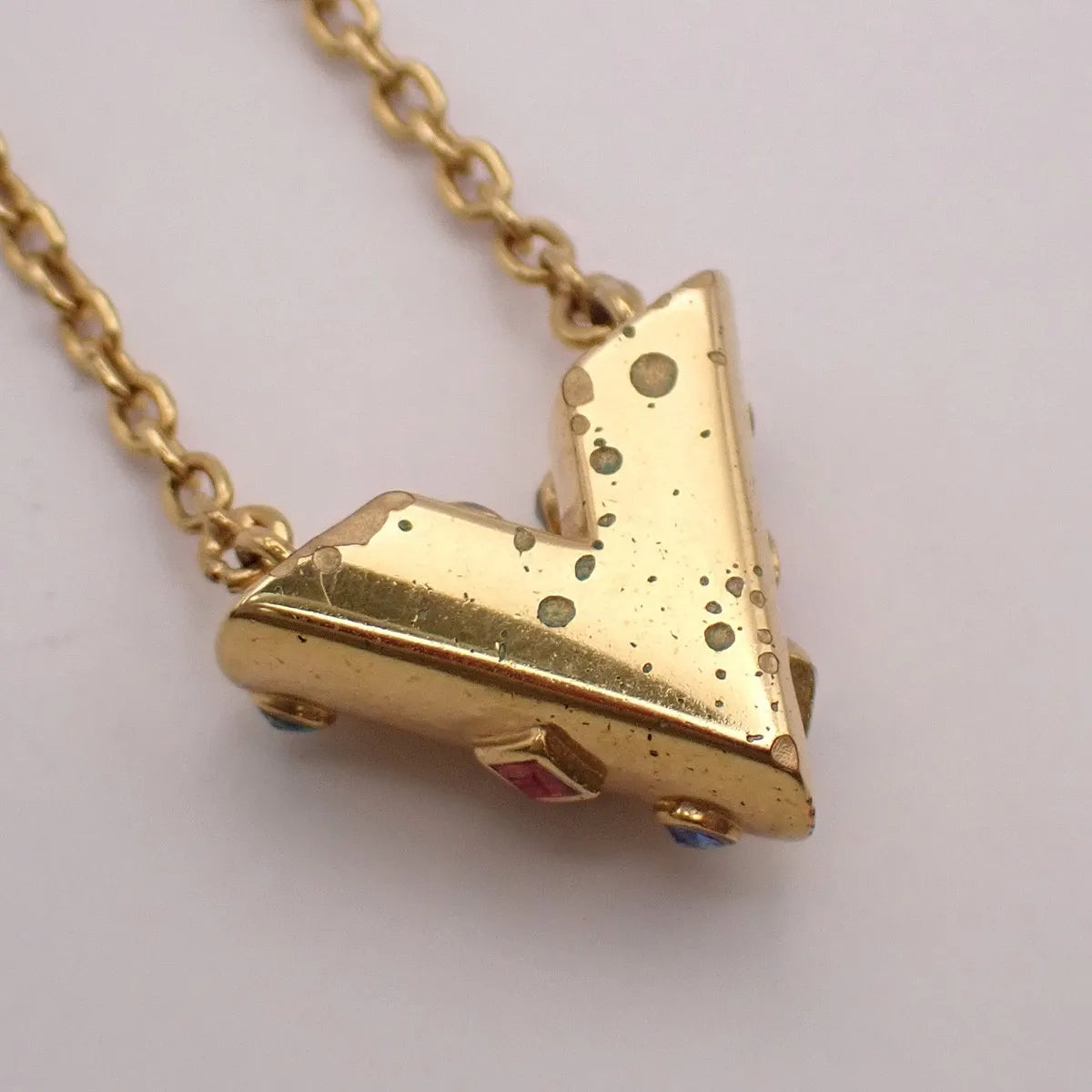 Louis Vuitton Essential V Metal, Gold, Gold Plated, Necklace