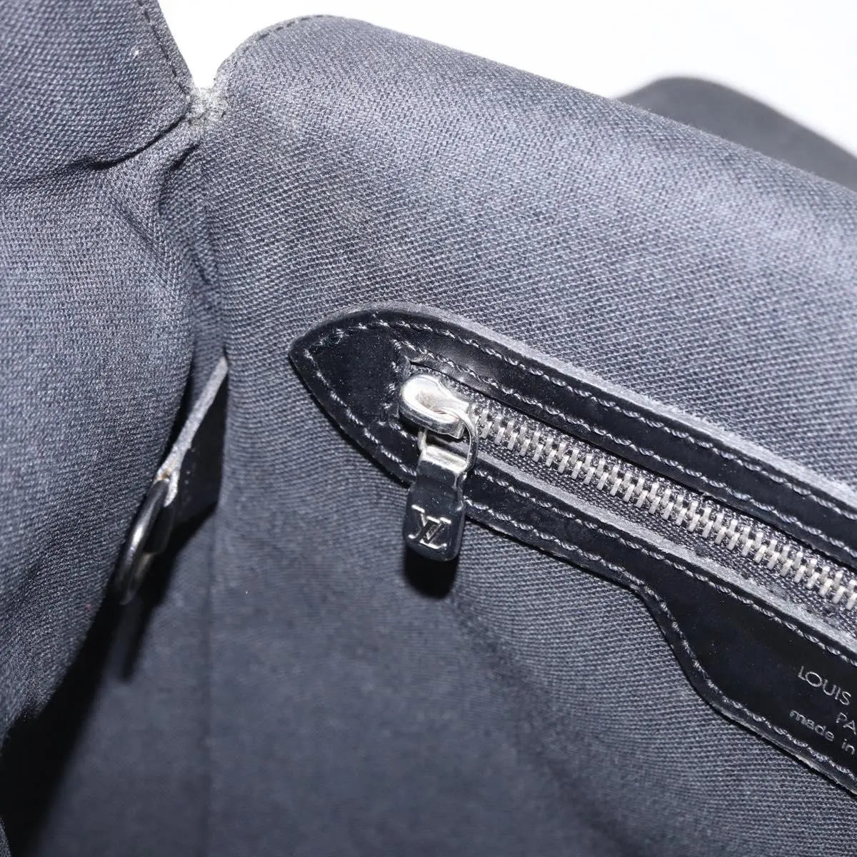 Louis Vuitton Yaranga Messenger Taiga Leather, Black, Leather, Shoulder Bag