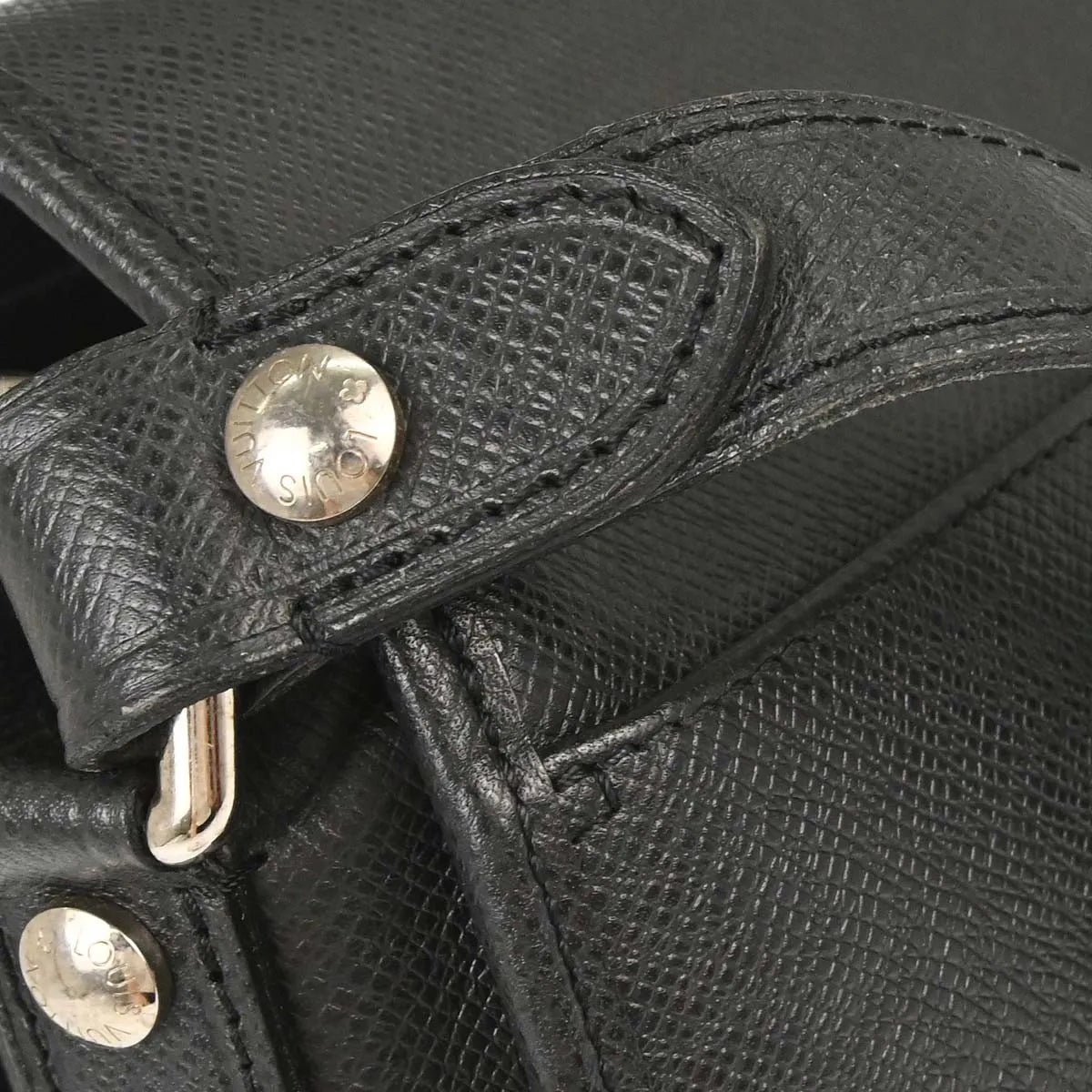 Louis Vuitton Andrei Messenger Taiga Leather, Black, Leather, Shoulder Bag