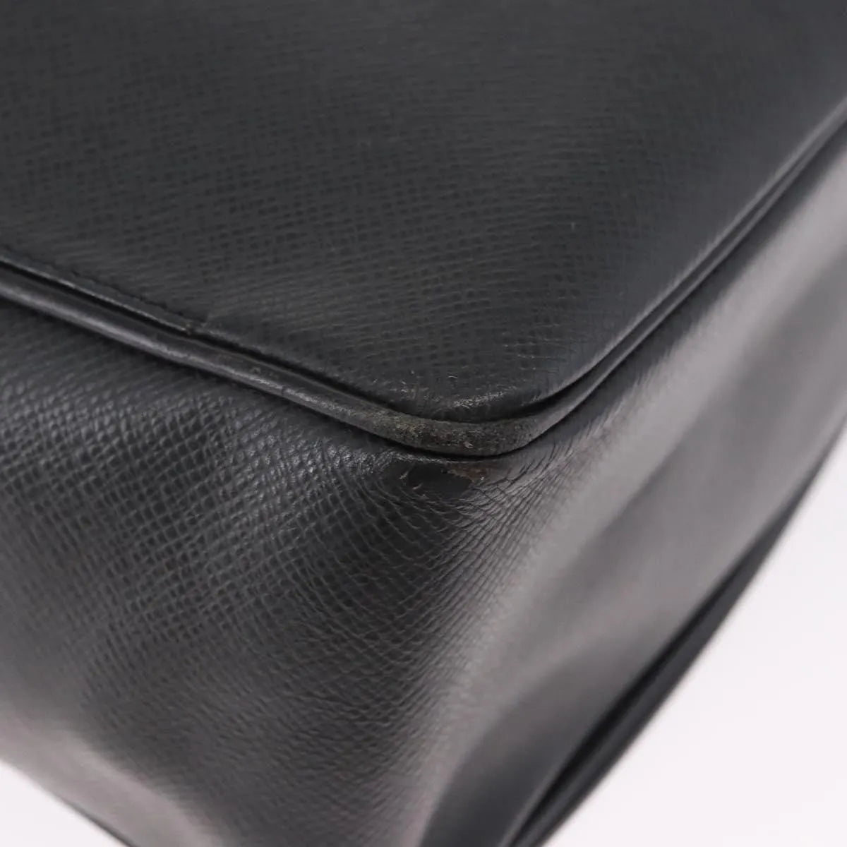 Louis Vuitton Yaranga Messenger Taiga Leather, Black, Leather, Shoulder Bag