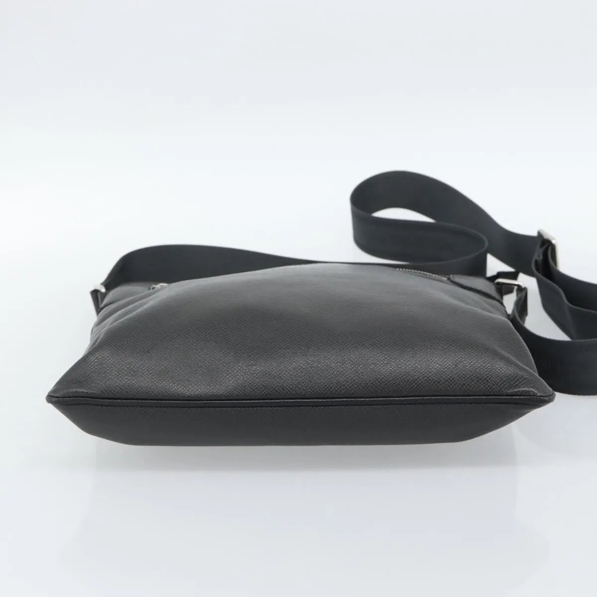Louis Vuitton Sasha Taiga Leather, Gray, Leather, Shoulder Bag