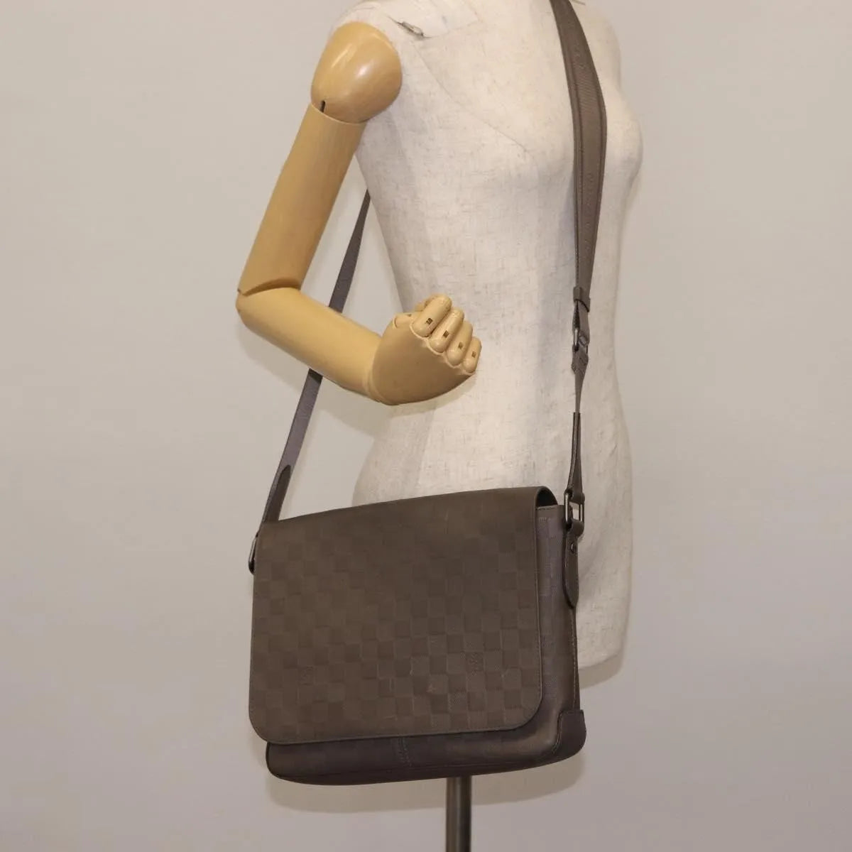 Louis Vuitton District Messenger Damier Infini Leather, Gray, Leather, Shoulder Bag