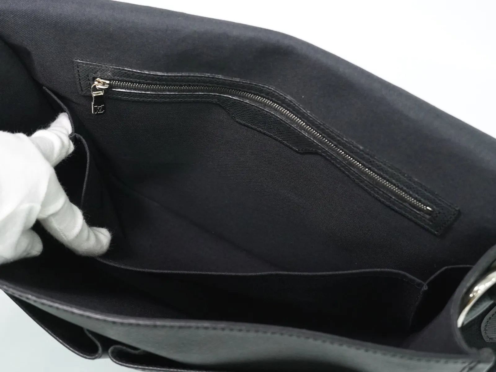 Louis Vuitton Alexei Messenger Taiga Leather, Black, Leather, Shoulder Bag