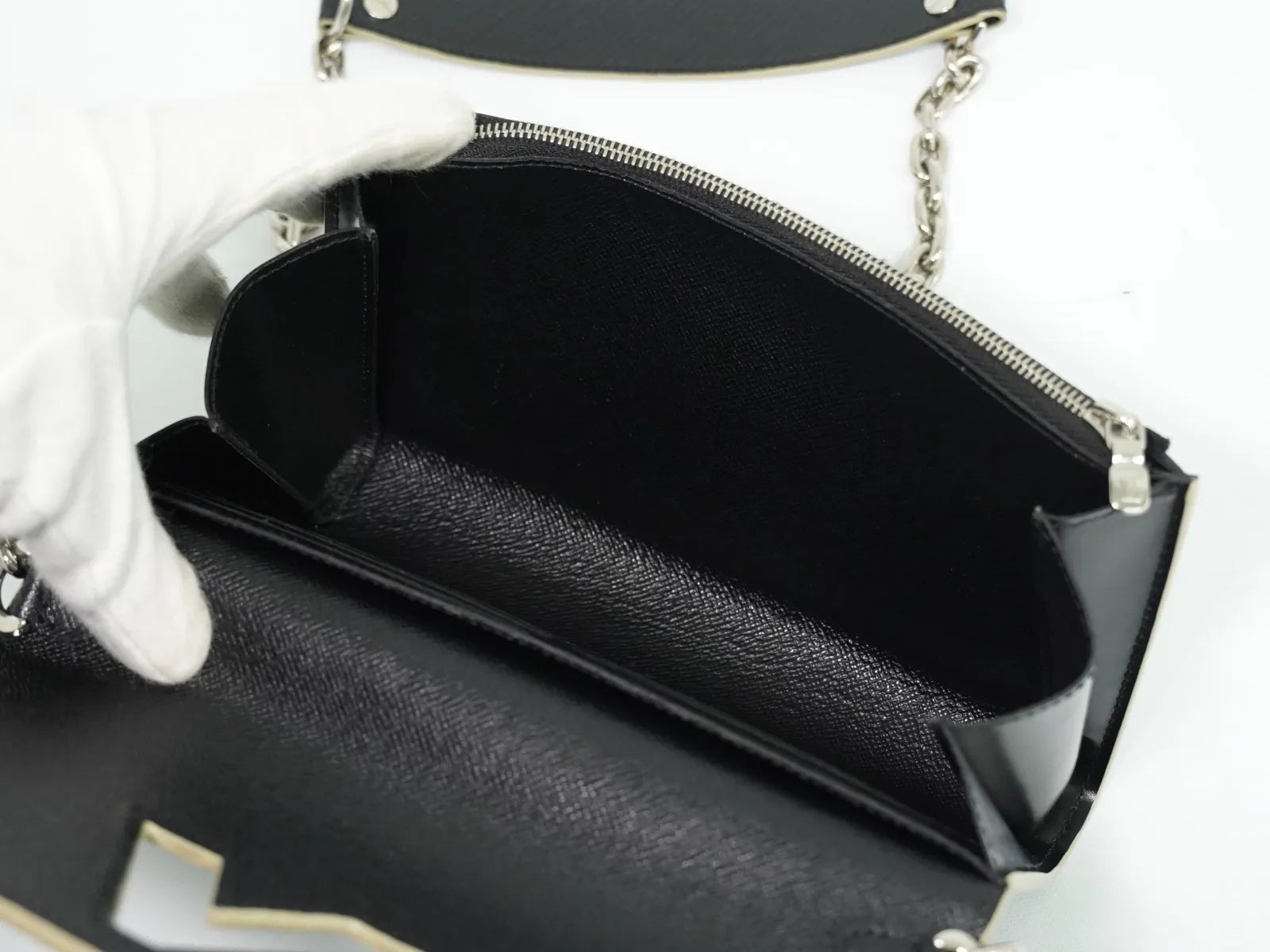 Louis Vuitton Twist Chain Limited Edition World Tour Epi Leather, Black, Leather, Shoulder Bag