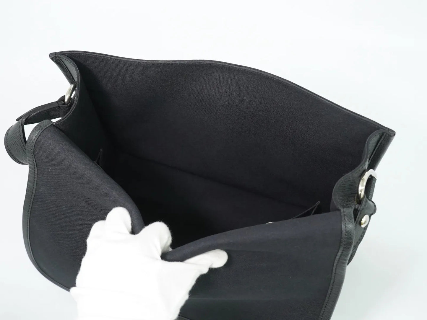 Louis Vuitton Alexei Messenger Taiga Leather, Black, Leather, Shoulder Bag