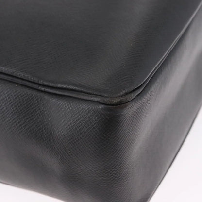 Louis Vuitton Yaranga Messenger Taiga Leather, Black, Leather, Shoulder Bag