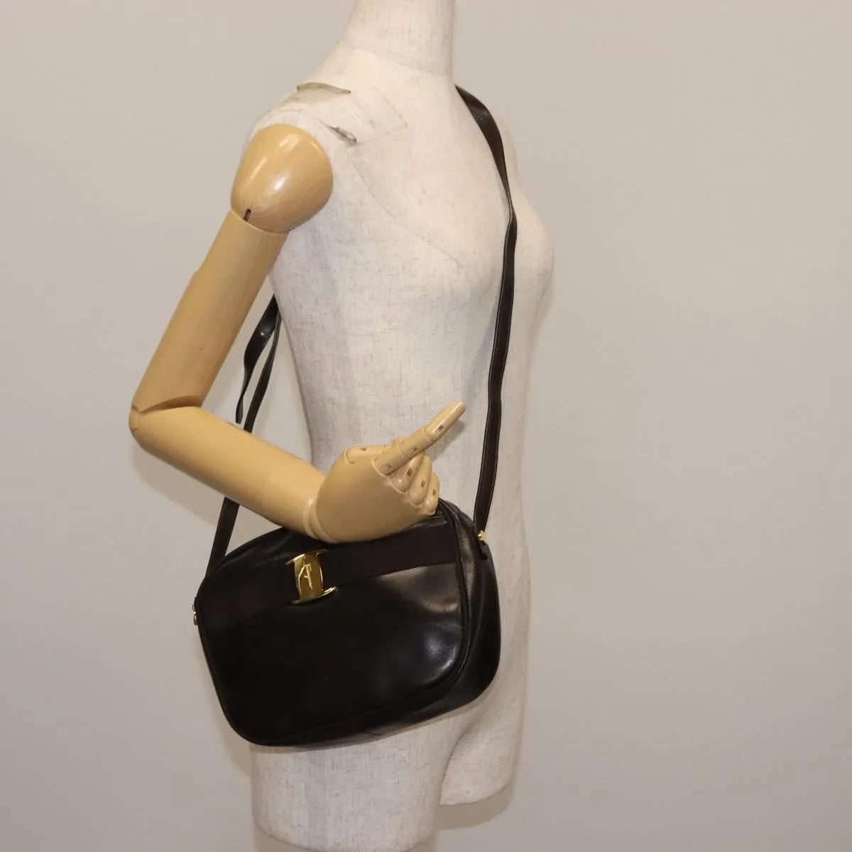 Salvatore Ferragamo Vara Bow camera Leather, Brown, Leather, Shoulder Bag