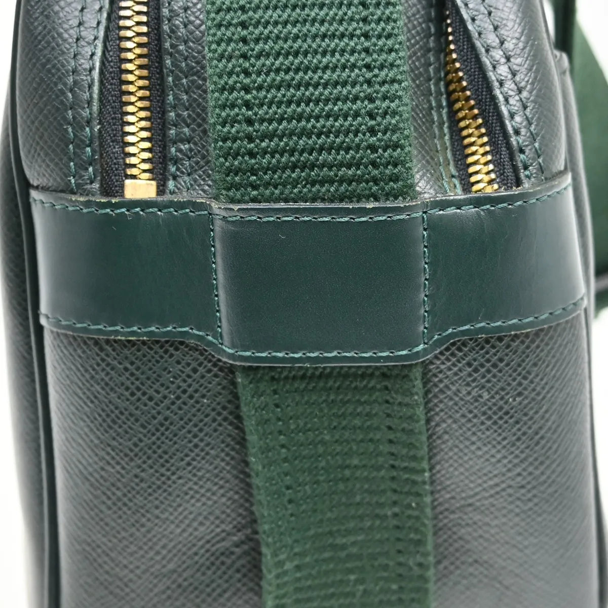 Louis Vuitton Reporter Taiga Leather, Green, Leather, Shoulder Bag