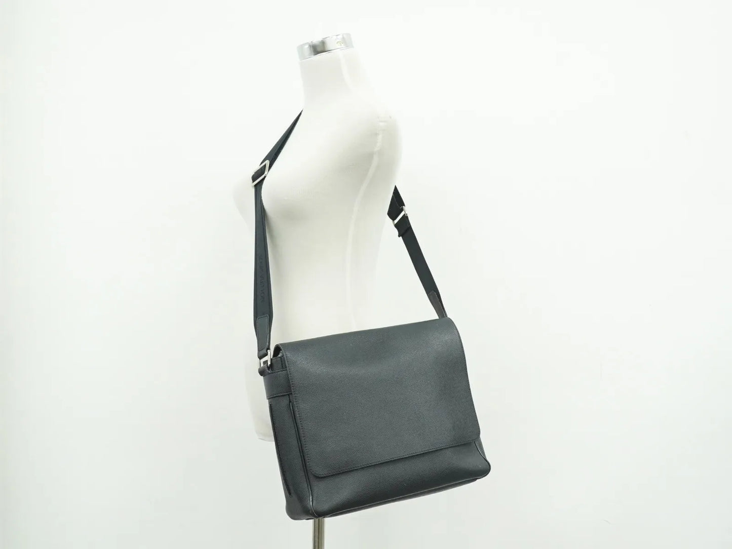 Louis Vuitton Roman Taiga Leather, Navy, Leather, Shoulder Bag