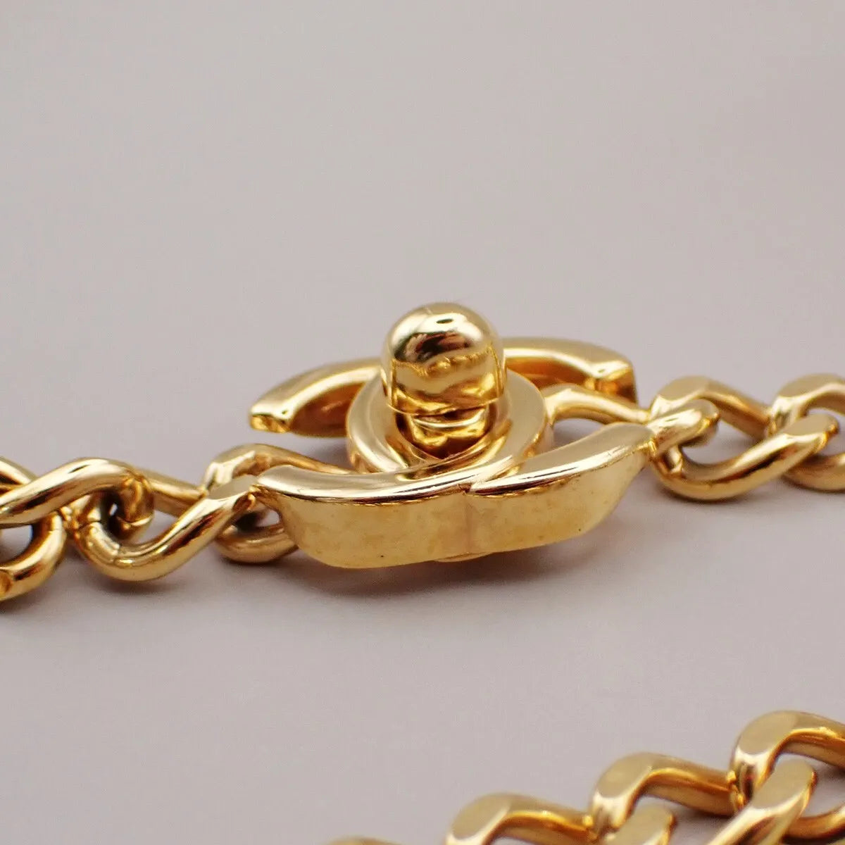 Chanel Vintage Turnlock Reissue Chain Metal, Gold, Gold Plated, Clutch